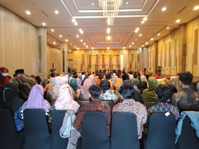 gladi wisuda