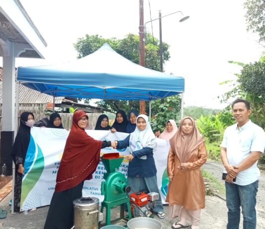Tim Dosen Penerima Hibah PkM UNUGHA Cilacap Serahkan Mesin Pengolah Jagung Guna Tingkatkan Kemandirian Ekonomi Kelompok Wanita Tani Wanasri Jeruklegi