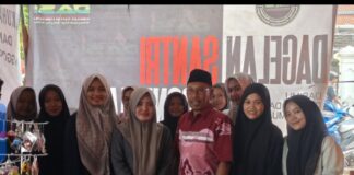 Rektor UNUGHA Cilacap Kunjungi Stand Entrepreneur Mahasiswa Ekonomi di Haul dan Ultah Pondok Pesantren Al Ihya Ulumaddin