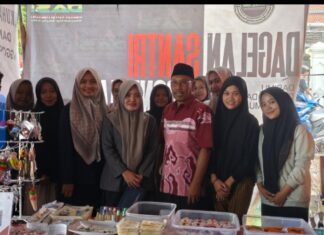 Rektor UNUGHA Cilacap Kunjungi Stand Entrepreneur Mahasiswa Ekonomi di Haul dan Ultah Pondok Pesantren Al Ihya Ulumaddin