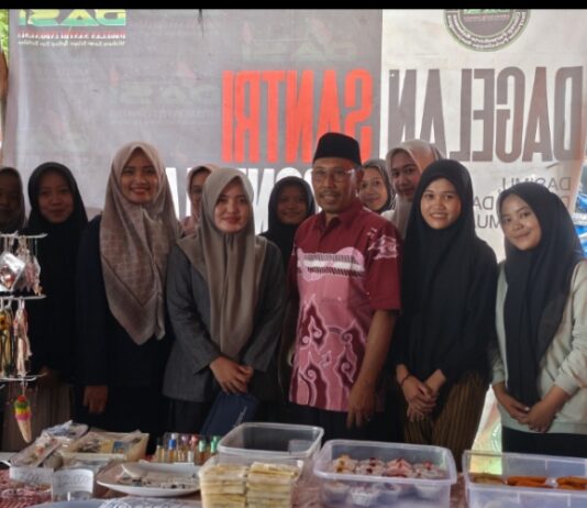 Rektor UNUGHA Cilacap Kunjungi Stand Entrepreneur Mahasiswa Ekonomi di Haul dan Ultah Pondok Pesantren Al Ihya Ulumaddin