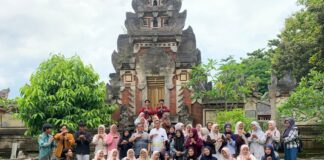Kuliah Lapangan Multikulturalisme: Mahasiswa PAI UNUGHA Cilacap Belajar Harmoni Antariman di Pura Mandara Giri