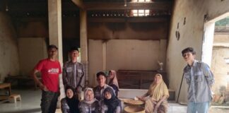 Mahasiswa Teknik Industri Pelajari Proses Produksi Kacang Sangrai Melalui Observasi di UMKM Surya Enjang Kesugihan Cilacap
