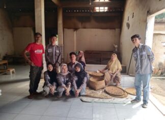 Mahasiswa Teknik Industri Pelajari Proses Produksi Kacang Sangrai Melalui Observasi di UMKM Surya Enjang Kesugihan Cilacap