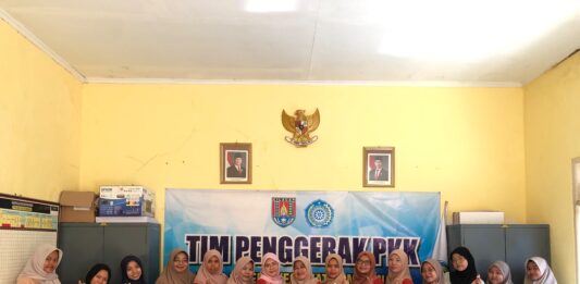 Sulap Limbah Jadi Karya Bernilai, Kreativitas Ibu PKK Desa Salebu Menginspirasi Mahasiswa UNUGHA Cilacap