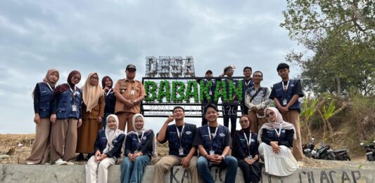 Mahasiswa KKN UNUGHA Kelompok 07 Selesaikan Pembuatan Tugu Nama Desa Babakan dari Ecobrick