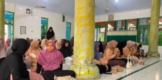 Mahasiswi UNUGHA Cilacap Hadiri Istighosah Bersama Muslimat Desa Pesahangan, Perkuat Ukhuwah dan Spiritualitas Masyarakat