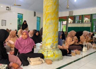 Mahasiswi UNUGHA Cilacap Hadiri Istighosah Bersama Muslimat Desa Pesahangan, Perkuat Ukhuwah dan Spiritualitas Masyarakat