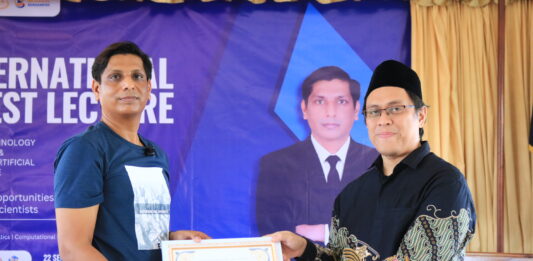 Sinergi Emas Generasi Muda FMIKOM Sukses Gelar Internasional Guest Lecture